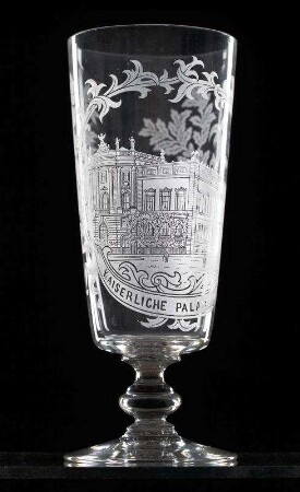 Fußbecher aus farblosem Glas mit geätzter Darstellung des Kaiserlichen Palais