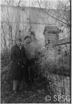 Mauerfall, Potsdam, Klein Glienicke, Grenzanlage, Personen vor Mauer.