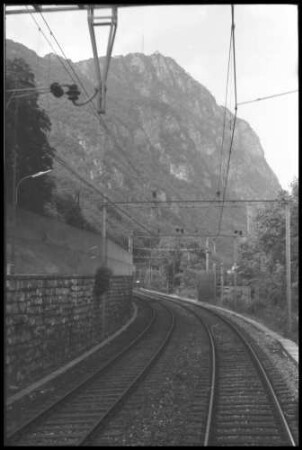 Melide: Gotthardstrecke, am Luganer See mit Monte Salvatore