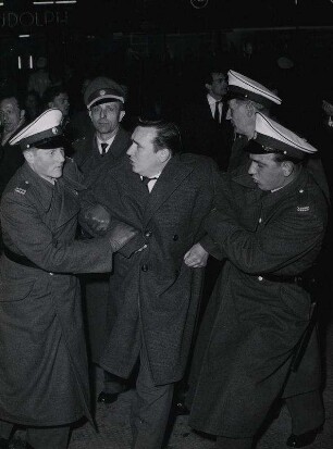 Eine Verhaftung vor dem Titania Palast