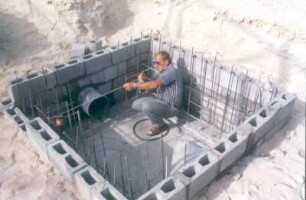 St. Maarten. Flughafenerweiterungsbau. Elektroingenieur Bernd Funke bei Vermessungsarbeiten in einem Schacht für Elektroleitungen