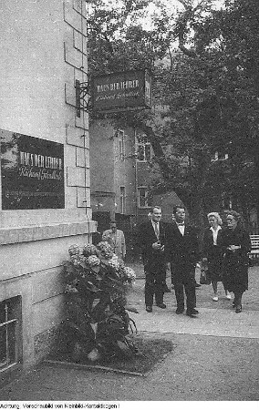 Dresden, Wolfshügelstraße 22, Haus des Lehrers. 1957 erhielt es den Namen "Richard Schallock". Neues Namensschild und Beratungen, 1957