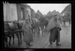 Metz-en-Couture (Dep. Pas-de-Calais, Frankreich): Soldaten bei einem Pferdegespann auf einer morastigen Ortsstraße