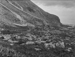 Im Gebirge : Blick in ein durch einen Gletscher geformtes Gebirgstal mit See. Im Hintergrund hohe Berge