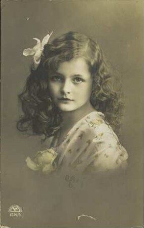 [Mädchen mit Blumenschmuck]