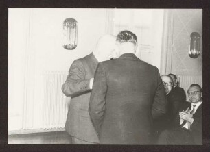 Verabschiedung Stadtdirektor Dr. Schmidt durch Bürgermeister Herr Kirchhof. Detmold. Wall. Papierabzug