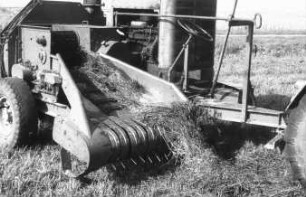 Gezogener Feldhäcksler mit Aufbaumotor