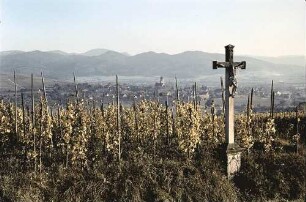 Kirchhofen: Kreuz am Batzenberg; Hintergrund Ort