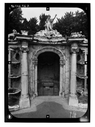 Potsdam. Park Sanssouci. Neptungrotte (1751-1757; G. W. Knobelsdorff, Erneuerung 1841 und 1898 / 1754-1760; J. P. Benkert). Außenansicht