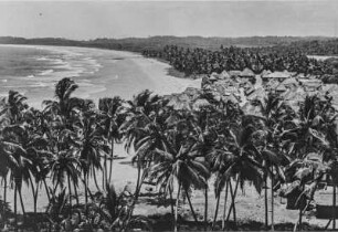 Blick von Fort Groß Friedrichsburg : Blick von der Ruine von Fort Groß-Friedrichsburg auf einen Strand