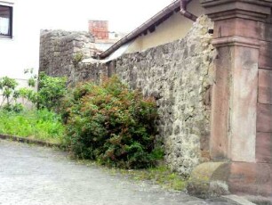Grossentaft-Kirchhofmauer im Westen über Ortsseite am Aufgang nach Norden-Mauerhöhe nahezu Original (im 18 Jh hölzerner Teil des Wehrgangs abgetragen)