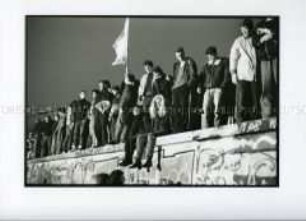 Berliner auf der Mauer am Brandenburger Tor