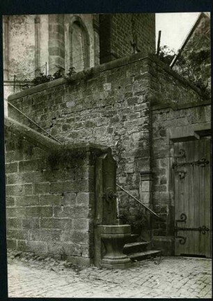 Kirche, Laufbrunnen am Treppenaufgang