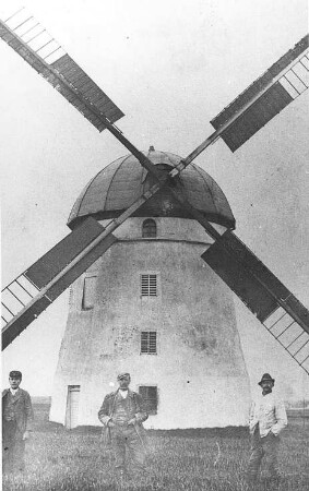 Markersdorf-Gersdorf. Müller Walter mit seinem Sohn vor der Holländermühle, Repro