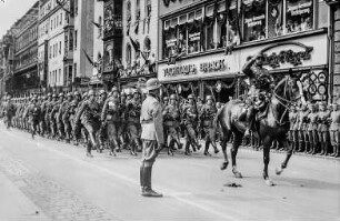 Heimkehr der Deutschen Wehrmacht nach dem Überfall und der Besetzung der Staaten Westeuropas durch Deutschland : Heimkehr der Deutschen Wehrmacht nach dem Überfall und der Besetzung der Staaten Westeuropas durch Deutschland