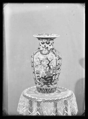 Vase (stehend auf kleinem Beistelltisch)
