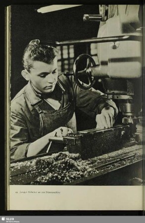 Junger Arbeiter an der Fräsmaschine