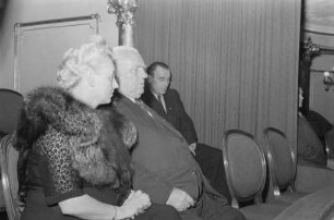 Wilhelm Pieck mit seiner Tochter Elly Winter in der Komischen Oper Berlin : Wilhelm Pieck mit seiner Tochter Elly Winter