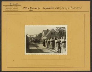 Sorbentreffen in Radibor 1946. Festumzug der Mädchen aus Radibor : Zlět w Radworju 1946. Swjedźenski ćah holcow z Radworja