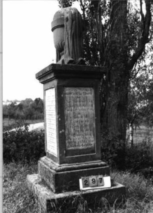 Grabstein 297 (Index: 99796075) Maße HxBxT: 233x70x46 cm: Grabstein 297