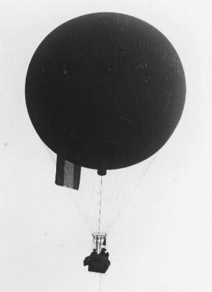 Ballonfahrt. Aufsteigender Ballon. Ansicht von unten