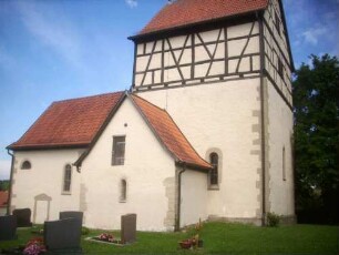 Kirche von Süden über Kirchhof (romanische Gründung mit rechtckigem Chorturm und einst festem Langhaus-gotisch überarbeitet)