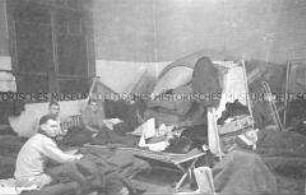 Selbstversenkung des Hochseepassagierdampfers "Columbus" am 19. Dezember 1939, Besatzungsangehörige im Internierungslager auf Ellis Island, auf einfachen Matratzen und Feldbetten liegend