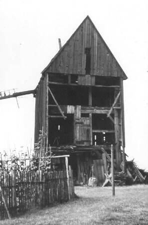 Markersdorf. Windmühle an der Bahnlinie