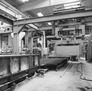 Eilenburg, Dübener Landstraße. VEB Betonwerk Laußig, Betriebsteil Betonwerk Eilenburg. Werkhalle der Gasbetonproduktion (Teilansicht). Blick auf die Produktionsanlage