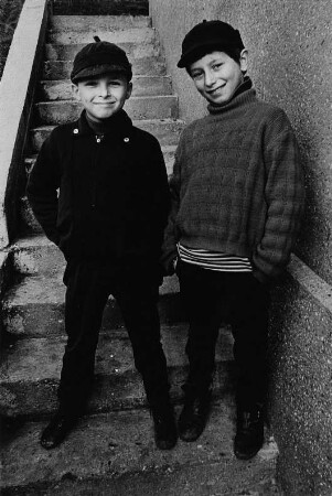 Zwei Jungen an einer Treppe