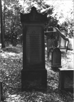 Grabstein 208 (Index: 99609844) Material: Sandstein Zustand: leicht verwittert Maße HxBxT: 240x64x28 cm Beschreibung: Stele, Abdeckplatte mit Giebelaufsatz, Mittel- und Seitenakroteren, Mittelpalmette, Schriftfeld eingetieft, Sockel Symbolik: Mohnkapseln, florale Elemente Besonderheit: kulturhistorisch wertvoll / hist.-wiss. Gründe (Vorbeter): Grabstein 208