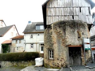 Stadtbefestigung - Untertor von Westen-Schalenturmrest mit Schlüsselloch-Schießscharte