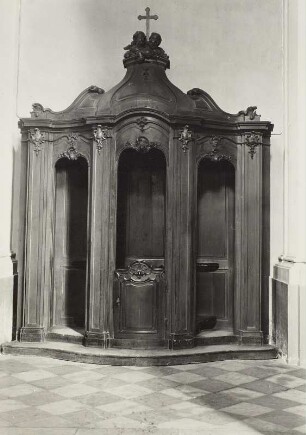 Dresden. Katholische Hofkirche. Beichstuhl im Seitenschiff
