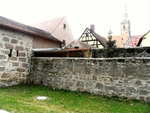 Stadtbefestigung-Stadtmauer im Süden am Hungerturm (mit Schießscharten) von der Feldseite
