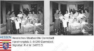 Darmstadt, War Arphans Womens Club / 2 Gruppenaufnahmen beim Packen von Kleider- und Lebensmittelpaketen, Innenaufnahmen