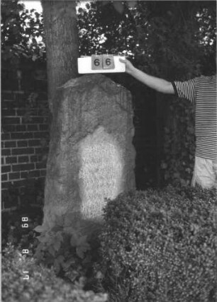 Grabstein 66 (Index: 100108899) Material: Granit Zustand: gut Maße HxBxT: 152x57x21 cm Beschreibung: Stele (Findling) Besonderheit: Doppelgrab für Eheleute: Grabstein 66