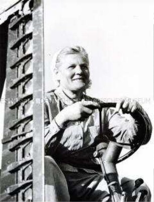 Traktoristin der LPG "Ernst Thälmann" Friedland
