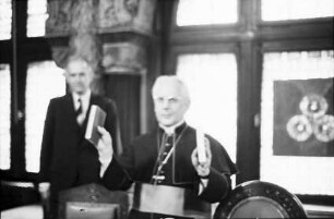 Freiburg: Erzbischöfliches Ordinariat, Dr. Herder übergibt Erzbischof Dr. Schäufele [neues] Gesamt-Gesangbuch [Gotteslob]