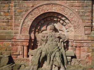 Kaiser Barbarossa im Kyffhäusergebirge : Unterhalb des Kyffhäuser-Monumentaldenkmals sitzt der in Stein gehauene Kaiser Barbarossa, aufgenommen am 28. April 2012