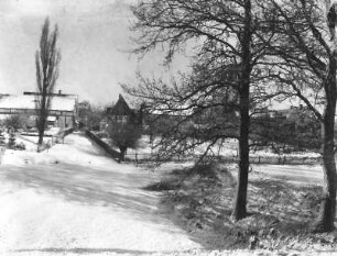 Bubendorf. Blick über eine Kreuzung zu zwei Gehöften