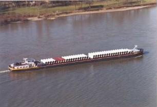 Großmotorgüterschiff (GMS) vor Ko-Neuendorf