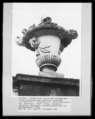 Ringer-Kolonnade & Reitstall-Kolonnade — Vase