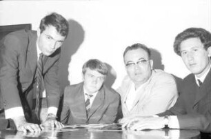 Freiburg: drei rumänische Nationalpreisträger; Gruppe alle drei [Nicolae Manolescu, Marin Sorescu, Ioan Alexander] mit Prof. Miron