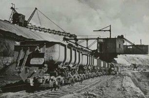 Bernsteintagebau Palmnicken (1913-1970) : Bernsteintagebau Palmnicken in Ostpreußen, Samland (Jantarny, Russland). Gewinnungsort mit zwei Baggern und Grubenbahnzug (Muldenkippwagen)