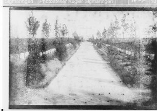 Ansicht des 1917 eingerichteten deutschen Soldatenfriedhofs bei Cambrai; Denkmal im Hintergrund Architekt des Friedhofes und Hauptdenkmals: Wilhelm Kreis