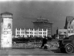 Zerstörtes Hamburg : Hamburg. Enttrümmerung am Heiligengeistfeld. Im Vordergrund eine Trümmerbahn. Im Hintergrund Ruinen und der Luftschutzbunker
