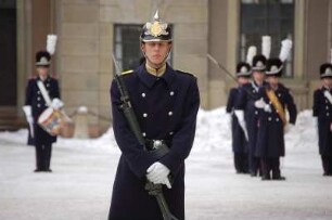 Stockholm - Wachaufzug am Schloss : Dragoner der Königlichen Leibgarde, Wachablösung vor dem Schloss, aufgenommen 2006 in Stockholm