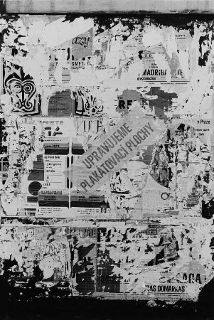 Wand mit abgerissenen Plakaten