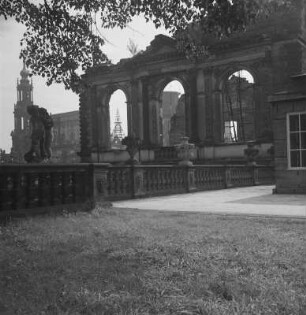 Dresden-Altstadt. Zwinger. Ruine der Sempergalerie