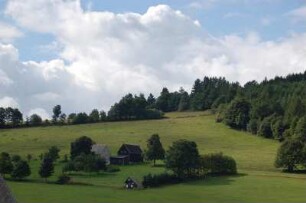 Landschaft bei Seiffen : Seitwärts vom Ortskern gelegene Gehöfte im Spielzeugdorf Seiffen, Erzgebirge, Sachsen